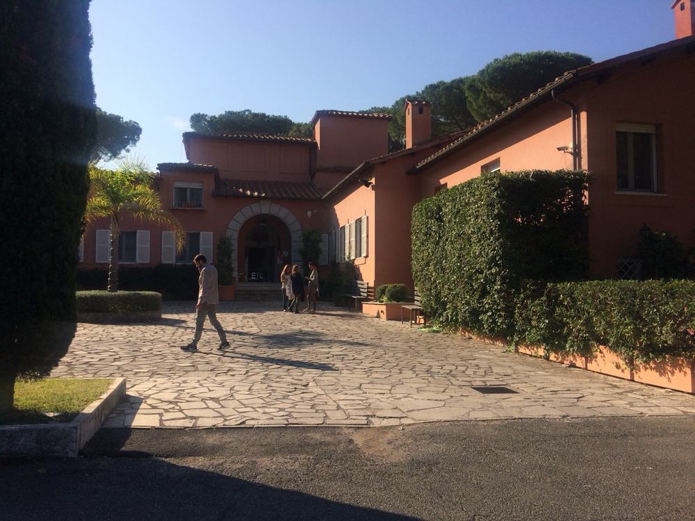 Patio de acceso al edificio de la oficina de Roma